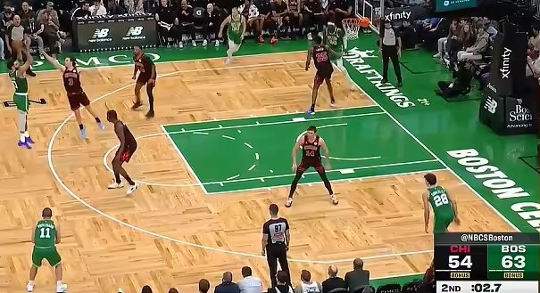 NBA常规赛塔图姆压哨超远三分点燃凯尔特人